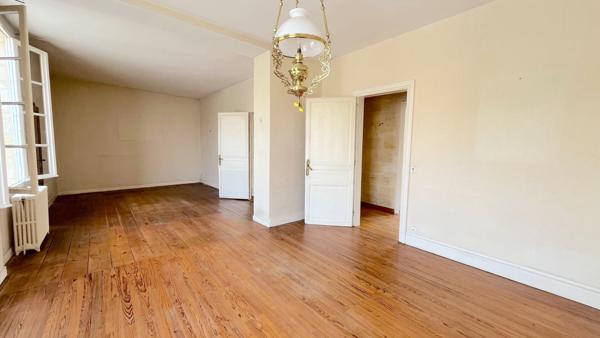 A VENDRE MAISON EN PIERRE DE 317 M2 AVEC JARDIN ET DÉPENDANCES - SECTEUR BLAYE , Blaye