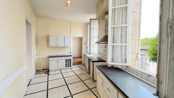 A VENDRE MAISON EN PIERRE DE 317 M2 AVEC JARDIN ET DÉPENDANCES - SECTEUR BLAYE , Blaye