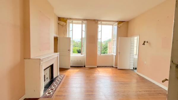 A VENDRE MAISON EN PIERRE DE 317 M2 AVEC JARDIN ET DÉPENDANCES - SECTEUR BLAYE , Blaye