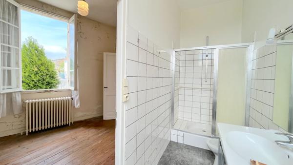 A VENDRE MAISON EN PIERRE DE 317 M2 AVEC JARDIN ET DÉPENDANCES - SECTEUR BLAYE , Blaye