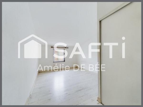 Ensemble d'Une Maison, Deux appartements, un garage centre historique de laleu La Rochelle.