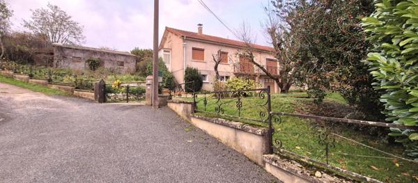 Belle Propriété d'Agrément et sa Maison Individuelle de 164 m² sur Sous-sol complet et Véranda à Rénover avec Cour, Garages, Caves, Dépendances et Terrain clos et paysager de 10192 m²