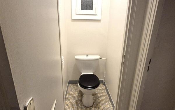 Belle Propriété d'Agrément et sa Maison Individuelle de 164 m² sur Sous-sol complet et Véranda à Rénover avec Cour, Garages, Caves, Dépendances et Terrain clos et paysager de 10192 m²