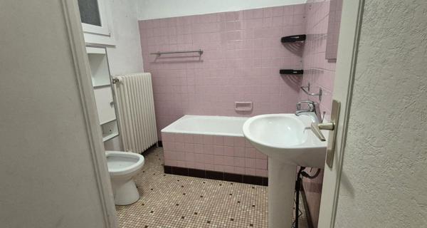 Belle Propriété d'Agrément et sa Maison Individuelle de 164 m² sur Sous-sol complet et Véranda à Rénover avec Cour, Garages, Caves, Dépendances et Terrain clos et paysager de 10192 m²