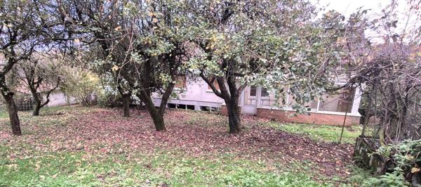 Belle Propriété d'Agrément et sa Maison Individuelle de 164 m² sur Sous-sol complet et Véranda à Rénover avec Cour, Garages, Caves, Dépendances et Terrain clos et paysager de 10192 m²