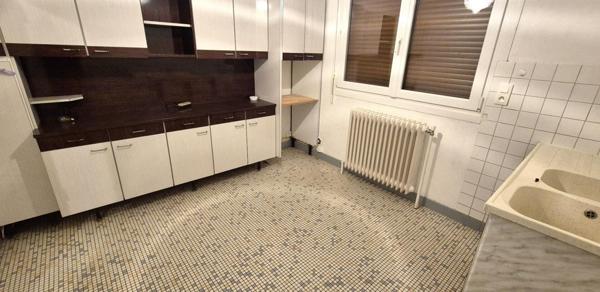 Belle Propriété d'Agrément et sa Maison Individuelle de 164 m² sur Sous-sol complet et Véranda à Rénover avec Cour, Garages, Caves, Dépendances et Terrain clos et paysager de 10192 m²