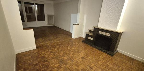 Belle Propriété d'Agrément et sa Maison Individuelle de 164 m² sur Sous-sol complet et Véranda à Rénover avec Cour, Garages, Caves, Dépendances et Terrain clos et paysager de 10192 m²