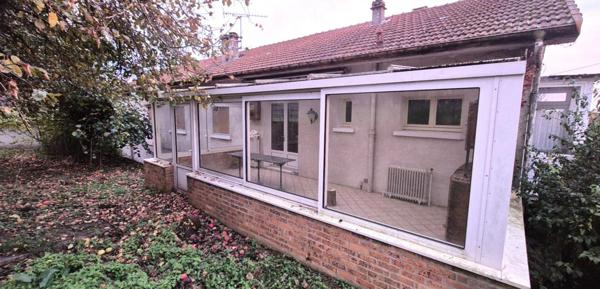 Belle Propriété d'Agrément et sa Maison Individuelle de 164 m² sur Sous-sol complet et Véranda à Rénover avec Cour, Garages, Caves, Dépendances et Terrain clos et paysager de 10192 m²