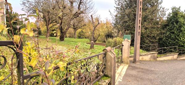 Belle Propriété d'Agrément et sa Maison Individuelle de 164 m² sur Sous-sol complet et Véranda à Rénover avec Cour, Garages, Caves, Dépendances et Terrain clos et paysager de 10192 m²