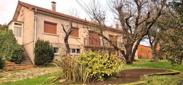 Belle Propriété d'Agrément et sa Maison Individuelle de 164 m² sur Sous-sol complet et Véranda à Rénover avec Cour, Garages, Caves, Dépendances et Terrain clos et paysager de 10192 m²