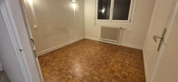 Belle Propriété d'Agrément et sa Maison Individuelle de 164 m² sur Sous-sol complet et Véranda à Rénover avec Cour, Garages, Caves, Dépendances et Terrain clos et paysager de 10192 m²