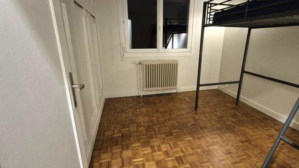 Belle Propriété d'Agrément et sa Maison Individuelle de 164 m² sur Sous-sol complet et Véranda à Rénover avec Cour, Garages, Caves, Dépendances et Terrain clos et paysager de 10192 m²