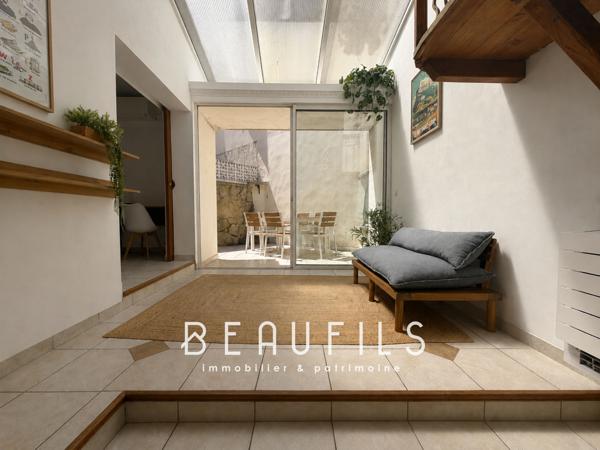 Exclusivité. Maison de ville avec patio et garage