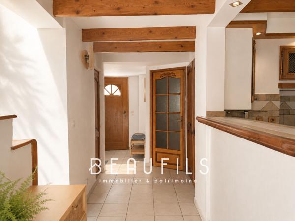 Exclusivité. Maison de ville avec patio et garage