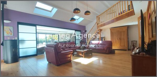 Maison à Bressuire, 79300 - 12 pièces 217m²