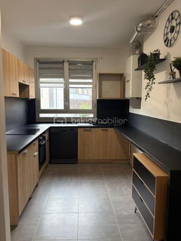 ✨✨✨EN EXCLUSIVITÉ ✨✨✨Découvrez ce magnifique appartement entièrement refait, idéal pour une famille, un premier achat ou un investissement locatif. Lumineux et fonctionnel, il offre de très beaux volumes et une distribution agréable des pièces.

Il se compose :
• d’une entrée accueillante,
• d’une cuisine équipée et aménagée,
• d’un séjour spacieux et lumineux,
• de 3 chambres (8.25 /8.60 et 15m²environ)
• d’une salle de bain,
• de WC séparés,
• d’un dressing avec possibilité d’aménager une buanderie.

Un couloir dessert harmonieusement l’ensemble des pièces pour un confort optimal au quotidien. Une cave complète également ce bien.

📍 Emplacement recherché :
• commerces à proximité immédiate,
• RER E NOISY LE SEC accessible à seulement 200 mètres à pied,
• Paris en 30 minutes environ en transports
• parc pour enfants tout proche.

Très faibles charges : 122 € par mois.

Bien rare sur le secteur !

Pour plus d'informations ou une visite ? Je suis disponible 7j/7 sur WhatsApp au 06.52.05.15.94
