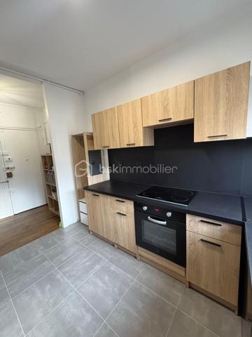 ✨✨✨EN EXCLUSIVITÉ ✨✨✨Découvrez ce magnifique appartement entièrement refait, idéal pour une famille, un premier achat ou un investissement locatif. Lumineux et fonctionnel, il offre de très beaux volumes et une distribution agréable des pièces.

Il se compose :
• d’une entrée accueillante,
• d’une cuisine équipée et aménagée,
• d’un séjour spacieux et lumineux,
• de 3 chambres (8.25 /8.60 et 15m²environ)
• d’une salle de bain,
• de WC séparés,
• d’un dressing avec possibilité d’aménager une buanderie.

Un couloir dessert harmonieusement l’ensemble des pièces pour un confort optimal au quotidien. Une cave complète également ce bien.

📍 Emplacement recherché :
• commerces à proximité immédiate,
• RER E NOISY LE SEC accessible à seulement 200 mètres à pied,
• Paris en 30 minutes environ en transports
• parc pour enfants tout proche.

Très faibles charges : 122 € par mois.

Bien rare sur le secteur !

Pour plus d'informations ou une visite ? Je suis disponible 7j/7 sur WhatsApp au 06.52.05.15.94