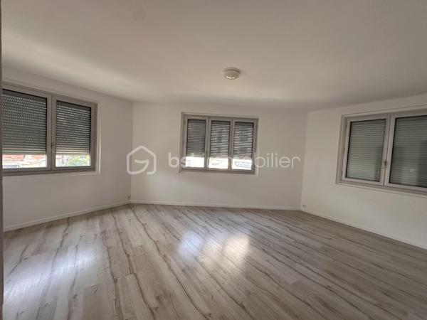 ✨✨✨EN EXCLUSIVITÉ ✨✨✨Découvrez ce magnifique appartement entièrement refait, idéal pour une famille, un premier achat ou un investissement locatif. Lumineux et fonctionnel, il offre de très beaux volumes et une distribution agréable des pièces.

Il se compose :
• d’une entrée accueillante,
• d’une cuisine équipée et aménagée,
• d’un séjour spacieux et lumineux,
• de 3 chambres (8.25 /8.60 et 15m²environ)
• d’une salle de bain,
• de WC séparés,
• d’un dressing avec possibilité d’aménager une buanderie.

Un couloir dessert harmonieusement l’ensemble des pièces pour un confort optimal au quotidien. Une cave complète également ce bien.

📍 Emplacement recherché :
• commerces à proximité immédiate,
• RER E NOISY LE SEC accessible à seulement 200 mètres à pied,
• Paris en 30 minutes environ en transports
• parc pour enfants tout proche.

Très faibles charges : 122 € par mois.

Bien rare sur le secteur !

Pour plus d'informations ou une visite ? Je suis disponible 7j/7 sur WhatsApp au 06.52.05.15.94