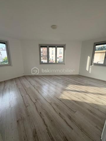 ✨✨✨EN EXCLUSIVITÉ ✨✨✨Découvrez ce magnifique appartement entièrement refait, idéal pour une famille, un premier achat ou un investissement locatif. Lumineux et fonctionnel, il offre de très beaux volumes et une distribution agréable des pièces.

Il se compose :
• d’une entrée accueillante,
• d’une cuisine équipée et aménagée,
• d’un séjour spacieux et lumineux,
• de 3 chambres (8.25 /8.60 et 15m²environ)
• d’une salle de bain,
• de WC séparés,
• d’un dressing avec possibilité d’aménager une buanderie.

Un couloir dessert harmonieusement l’ensemble des pièces pour un confort optimal au quotidien. Une cave complète également ce bien.

📍 Emplacement recherché :
• commerces à proximité immédiate,
• RER E NOISY LE SEC accessible à seulement 200 mètres à pied,
• Paris en 30 minutes environ en transports
• parc pour enfants tout proche.

Très faibles charges : 122 € par mois.

Bien rare sur le secteur !

Pour plus d'informations ou une visite ? Je suis disponible 7j/7 sur WhatsApp au 06.52.05.15.94