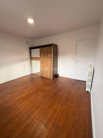 ✨✨✨EN EXCLUSIVITÉ ✨✨✨Découvrez ce magnifique appartement entièrement refait, idéal pour une famille, un premier achat ou un investissement locatif. Lumineux et fonctionnel, il offre de très beaux volumes et une distribution agréable des pièces.

Il se compose :
• d’une entrée accueillante,
• d’une cuisine équipée et aménagée,
• d’un séjour spacieux et lumineux,
• de 3 chambres (8.25 /8.60 et 15m²environ)
• d’une salle de bain,
• de WC séparés,
• d’un dressing avec possibilité d’aménager une buanderie.

Un couloir dessert harmonieusement l’ensemble des pièces pour un confort optimal au quotidien. Une cave complète également ce bien.

📍 Emplacement recherché :
• commerces à proximité immédiate,
• RER E NOISY LE SEC accessible à seulement 200 mètres à pied,
• Paris en 30 minutes environ en transports
• parc pour enfants tout proche.

Très faibles charges : 122 € par mois.

Bien rare sur le secteur !

Pour plus d'informations ou une visite ? Je suis disponible 7j/7 sur WhatsApp au 06.52.05.15.94