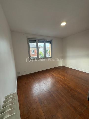 ✨✨✨EN EXCLUSIVITÉ ✨✨✨Découvrez ce magnifique appartement entièrement refait, idéal pour une famille, un premier achat ou un investissement locatif. Lumineux et fonctionnel, il offre de très beaux volumes et une distribution agréable des pièces.

Il se compose :
• d’une entrée accueillante,
• d’une cuisine équipée et aménagée,
• d’un séjour spacieux et lumineux,
• de 3 chambres (8.25 /8.60 et 15m²environ)
• d’une salle de bain,
• de WC séparés,
• d’un dressing avec possibilité d’aménager une buanderie.

Un couloir dessert harmonieusement l’ensemble des pièces pour un confort optimal au quotidien. Une cave complète également ce bien.

📍 Emplacement recherché :
• commerces à proximité immédiate,
• RER E NOISY LE SEC accessible à seulement 200 mètres à pied,
• Paris en 30 minutes environ en transports
• parc pour enfants tout proche.

Très faibles charges : 122 € par mois.

Bien rare sur le secteur !

Pour plus d'informations ou une visite ? Je suis disponible 7j/7 sur WhatsApp au 06.52.05.15.94