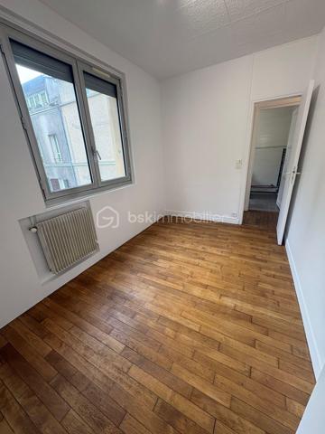 ✨✨✨EN EXCLUSIVITÉ ✨✨✨Découvrez ce magnifique appartement entièrement refait, idéal pour une famille, un premier achat ou un investissement locatif. Lumineux et fonctionnel, il offre de très beaux volumes et une distribution agréable des pièces.

Il se compose :
• d’une entrée accueillante,
• d’une cuisine équipée et aménagée,
• d’un séjour spacieux et lumineux,
• de 3 chambres (8.25 /8.60 et 15m²environ)
• d’une salle de bain,
• de WC séparés,
• d’un dressing avec possibilité d’aménager une buanderie.

Un couloir dessert harmonieusement l’ensemble des pièces pour un confort optimal au quotidien. Une cave complète également ce bien.

📍 Emplacement recherché :
• commerces à proximité immédiate,
• RER E NOISY LE SEC accessible à seulement 200 mètres à pied,
• Paris en 30 minutes environ en transports
• parc pour enfants tout proche.

Très faibles charges : 122 € par mois.

Bien rare sur le secteur !

Pour plus d'informations ou une visite ? Je suis disponible 7j/7 sur WhatsApp au 06.52.05.15.94
