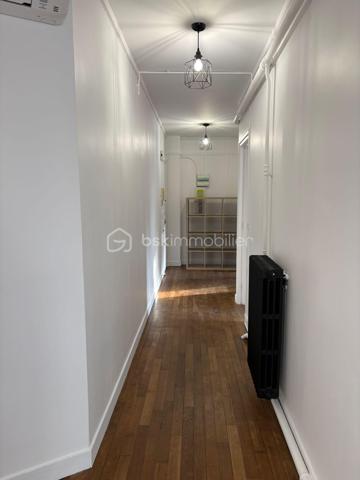 ✨✨✨EN EXCLUSIVITÉ ✨✨✨Découvrez ce magnifique appartement entièrement refait, idéal pour une famille, un premier achat ou un investissement locatif. Lumineux et fonctionnel, il offre de très beaux volumes et une distribution agréable des pièces.

Il se compose :
• d’une entrée accueillante,
• d’une cuisine équipée et aménagée,
• d’un séjour spacieux et lumineux,
• de 3 chambres (8.25 /8.60 et 15m²environ)
• d’une salle de bain,
• de WC séparés,
• d’un dressing avec possibilité d’aménager une buanderie.

Un couloir dessert harmonieusement l’ensemble des pièces pour un confort optimal au quotidien. Une cave complète également ce bien.

📍 Emplacement recherché :
• commerces à proximité immédiate,
• RER E NOISY LE SEC accessible à seulement 200 mètres à pied,
• Paris en 30 minutes environ en transports
• parc pour enfants tout proche.

Très faibles charges : 122 € par mois.

Bien rare sur le secteur !

Pour plus d'informations ou une visite ? Je suis disponible 7j/7 sur WhatsApp au 06.52.05.15.94