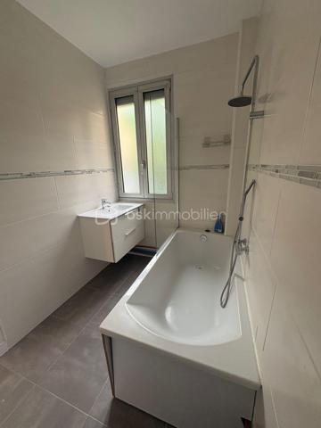 ✨✨✨EN EXCLUSIVITÉ ✨✨✨Découvrez ce magnifique appartement entièrement refait, idéal pour une famille, un premier achat ou un investissement locatif. Lumineux et fonctionnel, il offre de très beaux volumes et une distribution agréable des pièces.

Il se compose :
• d’une entrée accueillante,
• d’une cuisine équipée et aménagée,
• d’un séjour spacieux et lumineux,
• de 3 chambres (8.25 /8.60 et 15m²environ)
• d’une salle de bain,
• de WC séparés,
• d’un dressing avec possibilité d’aménager une buanderie.

Un couloir dessert harmonieusement l’ensemble des pièces pour un confort optimal au quotidien. Une cave complète également ce bien.

📍 Emplacement recherché :
• commerces à proximité immédiate,
• RER E NOISY LE SEC accessible à seulement 200 mètres à pied,
• Paris en 30 minutes environ en transports
• parc pour enfants tout proche.

Très faibles charges : 122 € par mois.

Bien rare sur le secteur !

Pour plus d'informations ou une visite ? Je suis disponible 7j/7 sur WhatsApp au 06.52.05.15.94