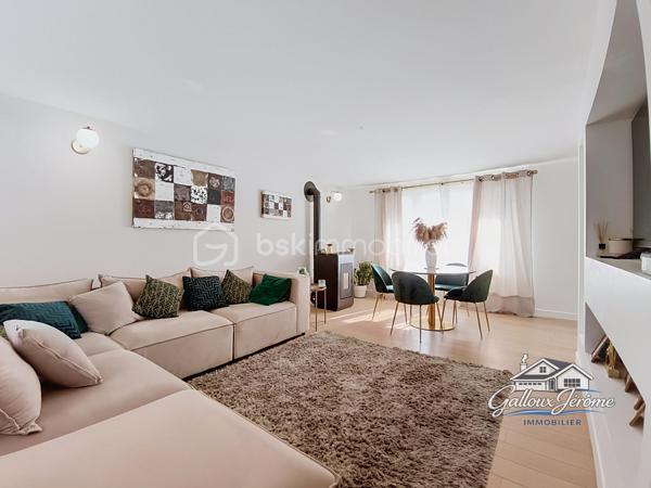 🏡 CHARME DE L’ANCIEN – 136 M² – 4 CHAMBRES – BEAUX VOLUMES

Vous aimez le charme de l’ancien et recherchez une maison familiale offrant de beaux volumes ? Cette maison située sur la commune de Moussy-le-Vieux est faite pour vous !

Édifiée sur un terrain de 234 m², cette maison d'environ 136 m² habitables vous séduira par ses espaces généreux et son agencement idéal pour une famille.

Dès l'entrée, vous découvrirez un salon-salle à manger lumineux, parfait pour partager de beaux moments en famille, ainsi qu'une grande cuisine aménagée et équipée.

Le rez-de-chaussée dispose également d'une grande chambre et d'un WC indépendant.

Depuis la cuisine, une porte vous permet d'accéder directement à la cave, offrant un espace de stockage supplémentaire.

En empruntant l'escalier, vous découvrirez une première chambre.

Quelques marches plus haut, un grand palier pouvant facilement être aménagé en bureau, espace télétravail ou salle de jeux dessert l'étage.

Vous y trouverez une chambre avec dressing, une suite parentale avec dressing et salle d'eau privative, ainsi qu'une salle de bains indépendante et un WC séparé.

✨ Vous avez besoin d'encore plus d'espace ?

Un escalier dessert des combles de plus de 40 m², offrant un potentiel supplémentaire selon vos besoins et vos projets.

À l'extérieur, vous profiterez d'un jardin agréable ainsi que de deux places de stationnement.

❤️ Aucun travaux à prévoir ! Il ne vous reste plus qu'à poser vos meubles et profiter de votre nouvelle maison.

📍 Moussy-le-Vieux
🏡 Environ 136 m² habitables
🛏️ 4 chambres
🌳 Terrain de 234 m²
🚗 2 places de stationnement
✨ Charme de l'ancien et beaux volumes

📞 Une visite s'impose ! Contactez-moi pour découvrir cette maison pleine de charme.