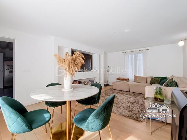 🏡 CHARME DE L’ANCIEN – 136 M² – 4 CHAMBRES – BEAUX VOLUMES

Vous aimez le charme de l’ancien et recherchez une maison familiale offrant de beaux volumes ? Cette maison située sur la commune de Moussy-le-Vieux est faite pour vous !

Édifiée sur un terrain de 234 m², cette maison d'environ 136 m² habitables vous séduira par ses espaces généreux et son agencement idéal pour une famille.

Dès l'entrée, vous découvrirez un salon-salle à manger lumineux, parfait pour partager de beaux moments en famille, ainsi qu'une grande cuisine aménagée et équipée.

Le rez-de-chaussée dispose également d'une grande chambre et d'un WC indépendant.

Depuis la cuisine, une porte vous permet d'accéder directement à la cave, offrant un espace de stockage supplémentaire.

En empruntant l'escalier, vous découvrirez une première chambre.

Quelques marches plus haut, un grand palier pouvant facilement être aménagé en bureau, espace télétravail ou salle de jeux dessert l'étage.

Vous y trouverez une chambre avec dressing, une suite parentale avec dressing et salle d'eau privative, ainsi qu'une salle de bains indépendante et un WC séparé.

✨ Vous avez besoin d'encore plus d'espace ?

Un escalier dessert des combles de plus de 40 m², offrant un potentiel supplémentaire selon vos besoins et vos projets.

À l'extérieur, vous profiterez d'un jardin agréable ainsi que de deux places de stationnement.

❤️ Aucun travaux à prévoir ! Il ne vous reste plus qu'à poser vos meubles et profiter de votre nouvelle maison.

📍 Moussy-le-Vieux
🏡 Environ 136 m² habitables
🛏️ 4 chambres
🌳 Terrain de 234 m²
🚗 2 places de stationnement
✨ Charme de l'ancien et beaux volumes

📞 Une visite s'impose ! Contactez-moi pour découvrir cette maison pleine de charme.