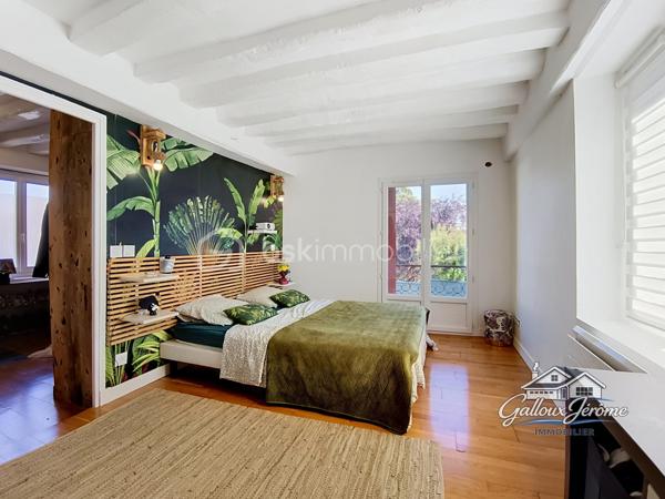 🏡 CHARME DE L’ANCIEN – 136 M² – 4 CHAMBRES – BEAUX VOLUMES

Vous aimez le charme de l’ancien et recherchez une maison familiale offrant de beaux volumes ? Cette maison située sur la commune de Moussy-le-Vieux est faite pour vous !

Édifiée sur un terrain de 234 m², cette maison d'environ 136 m² habitables vous séduira par ses espaces généreux et son agencement idéal pour une famille.

Dès l'entrée, vous découvrirez un salon-salle à manger lumineux, parfait pour partager de beaux moments en famille, ainsi qu'une grande cuisine aménagée et équipée.

Le rez-de-chaussée dispose également d'une grande chambre et d'un WC indépendant.

Depuis la cuisine, une porte vous permet d'accéder directement à la cave, offrant un espace de stockage supplémentaire.

En empruntant l'escalier, vous découvrirez une première chambre.

Quelques marches plus haut, un grand palier pouvant facilement être aménagé en bureau, espace télétravail ou salle de jeux dessert l'étage.

Vous y trouverez une chambre avec dressing, une suite parentale avec dressing et salle d'eau privative, ainsi qu'une salle de bains indépendante et un WC séparé.

✨ Vous avez besoin d'encore plus d'espace ?

Un escalier dessert des combles de plus de 40 m², offrant un potentiel supplémentaire selon vos besoins et vos projets.

À l'extérieur, vous profiterez d'un jardin agréable ainsi que de deux places de stationnement.

❤️ Aucun travaux à prévoir ! Il ne vous reste plus qu'à poser vos meubles et profiter de votre nouvelle maison.

📍 Moussy-le-Vieux
🏡 Environ 136 m² habitables
🛏️ 4 chambres
🌳 Terrain de 234 m²
🚗 2 places de stationnement
✨ Charme de l'ancien et beaux volumes

📞 Une visite s'impose ! Contactez-moi pour découvrir cette maison pleine de charme.