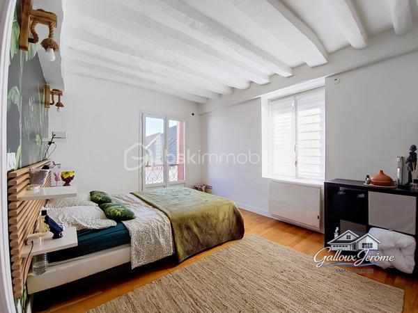 🏡 CHARME DE L’ANCIEN – 136 M² – 4 CHAMBRES – BEAUX VOLUMES

Vous aimez le charme de l’ancien et recherchez une maison familiale offrant de beaux volumes ? Cette maison située sur la commune de Moussy-le-Vieux est faite pour vous !

Édifiée sur un terrain de 234 m², cette maison d'environ 136 m² habitables vous séduira par ses espaces généreux et son agencement idéal pour une famille.

Dès l'entrée, vous découvrirez un salon-salle à manger lumineux, parfait pour partager de beaux moments en famille, ainsi qu'une grande cuisine aménagée et équipée.

Le rez-de-chaussée dispose également d'une grande chambre et d'un WC indépendant.

Depuis la cuisine, une porte vous permet d'accéder directement à la cave, offrant un espace de stockage supplémentaire.

En empruntant l'escalier, vous découvrirez une première chambre.

Quelques marches plus haut, un grand palier pouvant facilement être aménagé en bureau, espace télétravail ou salle de jeux dessert l'étage.

Vous y trouverez une chambre avec dressing, une suite parentale avec dressing et salle d'eau privative, ainsi qu'une salle de bains indépendante et un WC séparé.

✨ Vous avez besoin d'encore plus d'espace ?

Un escalier dessert des combles de plus de 40 m², offrant un potentiel supplémentaire selon vos besoins et vos projets.

À l'extérieur, vous profiterez d'un jardin agréable ainsi que de deux places de stationnement.

❤️ Aucun travaux à prévoir ! Il ne vous reste plus qu'à poser vos meubles et profiter de votre nouvelle maison.

📍 Moussy-le-Vieux
🏡 Environ 136 m² habitables
🛏️ 4 chambres
🌳 Terrain de 234 m²
🚗 2 places de stationnement
✨ Charme de l'ancien et beaux volumes

📞 Une visite s'impose ! Contactez-moi pour découvrir cette maison pleine de charme.