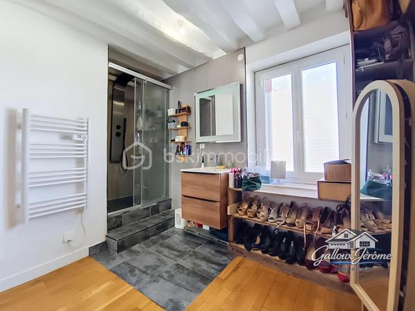 🏡 CHARME DE L’ANCIEN – 136 M² – 4 CHAMBRES – BEAUX VOLUMES

Vous aimez le charme de l’ancien et recherchez une maison familiale offrant de beaux volumes ? Cette maison située sur la commune de Moussy-le-Vieux est faite pour vous !

Édifiée sur un terrain de 234 m², cette maison d'environ 136 m² habitables vous séduira par ses espaces généreux et son agencement idéal pour une famille.

Dès l'entrée, vous découvrirez un salon-salle à manger lumineux, parfait pour partager de beaux moments en famille, ainsi qu'une grande cuisine aménagée et équipée.

Le rez-de-chaussée dispose également d'une grande chambre et d'un WC indépendant.

Depuis la cuisine, une porte vous permet d'accéder directement à la cave, offrant un espace de stockage supplémentaire.

En empruntant l'escalier, vous découvrirez une première chambre.

Quelques marches plus haut, un grand palier pouvant facilement être aménagé en bureau, espace télétravail ou salle de jeux dessert l'étage.

Vous y trouverez une chambre avec dressing, une suite parentale avec dressing et salle d'eau privative, ainsi qu'une salle de bains indépendante et un WC séparé.

✨ Vous avez besoin d'encore plus d'espace ?

Un escalier dessert des combles de plus de 40 m², offrant un potentiel supplémentaire selon vos besoins et vos projets.

À l'extérieur, vous profiterez d'un jardin agréable ainsi que de deux places de stationnement.

❤️ Aucun travaux à prévoir ! Il ne vous reste plus qu'à poser vos meubles et profiter de votre nouvelle maison.

📍 Moussy-le-Vieux
🏡 Environ 136 m² habitables
🛏️ 4 chambres
🌳 Terrain de 234 m²
🚗 2 places de stationnement
✨ Charme de l'ancien et beaux volumes

📞 Une visite s'impose ! Contactez-moi pour découvrir cette maison pleine de charme.