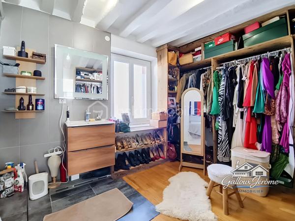 🏡 CHARME DE L’ANCIEN – 136 M² – 4 CHAMBRES – BEAUX VOLUMES

Vous aimez le charme de l’ancien et recherchez une maison familiale offrant de beaux volumes ? Cette maison située sur la commune de Moussy-le-Vieux est faite pour vous !

Édifiée sur un terrain de 234 m², cette maison d'environ 136 m² habitables vous séduira par ses espaces généreux et son agencement idéal pour une famille.

Dès l'entrée, vous découvrirez un salon-salle à manger lumineux, parfait pour partager de beaux moments en famille, ainsi qu'une grande cuisine aménagée et équipée.

Le rez-de-chaussée dispose également d'une grande chambre et d'un WC indépendant.

Depuis la cuisine, une porte vous permet d'accéder directement à la cave, offrant un espace de stockage supplémentaire.

En empruntant l'escalier, vous découvrirez une première chambre.

Quelques marches plus haut, un grand palier pouvant facilement être aménagé en bureau, espace télétravail ou salle de jeux dessert l'étage.

Vous y trouverez une chambre avec dressing, une suite parentale avec dressing et salle d'eau privative, ainsi qu'une salle de bains indépendante et un WC séparé.

✨ Vous avez besoin d'encore plus d'espace ?

Un escalier dessert des combles de plus de 40 m², offrant un potentiel supplémentaire selon vos besoins et vos projets.

À l'extérieur, vous profiterez d'un jardin agréable ainsi que de deux places de stationnement.

❤️ Aucun travaux à prévoir ! Il ne vous reste plus qu'à poser vos meubles et profiter de votre nouvelle maison.

📍 Moussy-le-Vieux
🏡 Environ 136 m² habitables
🛏️ 4 chambres
🌳 Terrain de 234 m²
🚗 2 places de stationnement
✨ Charme de l'ancien et beaux volumes

📞 Une visite s'impose ! Contactez-moi pour découvrir cette maison pleine de charme.