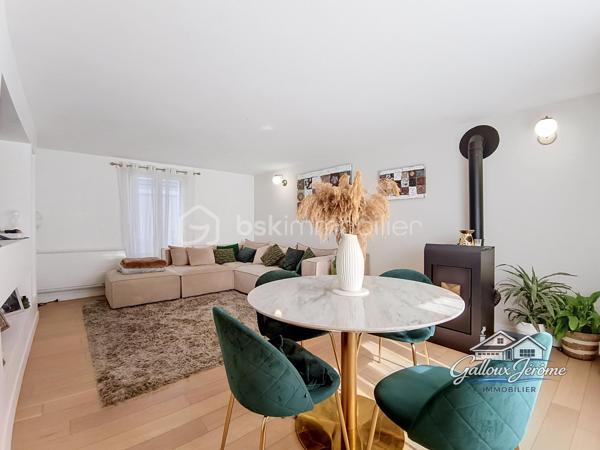 🏡 CHARME DE L’ANCIEN – 136 M² – 4 CHAMBRES – BEAUX VOLUMES

Vous aimez le charme de l’ancien et recherchez une maison familiale offrant de beaux volumes ? Cette maison située sur la commune de Moussy-le-Vieux est faite pour vous !

Édifiée sur un terrain de 234 m², cette maison d'environ 136 m² habitables vous séduira par ses espaces généreux et son agencement idéal pour une famille.

Dès l'entrée, vous découvrirez un salon-salle à manger lumineux, parfait pour partager de beaux moments en famille, ainsi qu'une grande cuisine aménagée et équipée.

Le rez-de-chaussée dispose également d'une grande chambre et d'un WC indépendant.

Depuis la cuisine, une porte vous permet d'accéder directement à la cave, offrant un espace de stockage supplémentaire.

En empruntant l'escalier, vous découvrirez une première chambre.

Quelques marches plus haut, un grand palier pouvant facilement être aménagé en bureau, espace télétravail ou salle de jeux dessert l'étage.

Vous y trouverez une chambre avec dressing, une suite parentale avec dressing et salle d'eau privative, ainsi qu'une salle de bains indépendante et un WC séparé.

✨ Vous avez besoin d'encore plus d'espace ?

Un escalier dessert des combles de plus de 40 m², offrant un potentiel supplémentaire selon vos besoins et vos projets.

À l'extérieur, vous profiterez d'un jardin agréable ainsi que de deux places de stationnement.

❤️ Aucun travaux à prévoir ! Il ne vous reste plus qu'à poser vos meubles et profiter de votre nouvelle maison.

📍 Moussy-le-Vieux
🏡 Environ 136 m² habitables
🛏️ 4 chambres
🌳 Terrain de 234 m²
🚗 2 places de stationnement
✨ Charme de l'ancien et beaux volumes

📞 Une visite s'impose ! Contactez-moi pour découvrir cette maison pleine de charme.