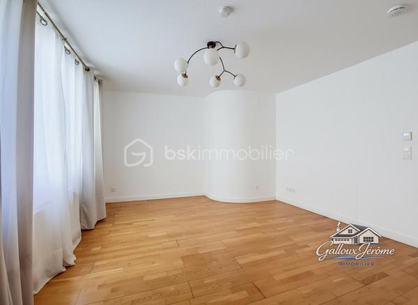 🏡 CHARME DE L’ANCIEN – 136 M² – 4 CHAMBRES – BEAUX VOLUMES

Vous aimez le charme de l’ancien et recherchez une maison familiale offrant de beaux volumes ? Cette maison située sur la commune de Moussy-le-Vieux est faite pour vous !

Édifiée sur un terrain de 234 m², cette maison d'environ 136 m² habitables vous séduira par ses espaces généreux et son agencement idéal pour une famille.

Dès l'entrée, vous découvrirez un salon-salle à manger lumineux, parfait pour partager de beaux moments en famille, ainsi qu'une grande cuisine aménagée et équipée.

Le rez-de-chaussée dispose également d'une grande chambre et d'un WC indépendant.

Depuis la cuisine, une porte vous permet d'accéder directement à la cave, offrant un espace de stockage supplémentaire.

En empruntant l'escalier, vous découvrirez une première chambre.

Quelques marches plus haut, un grand palier pouvant facilement être aménagé en bureau, espace télétravail ou salle de jeux dessert l'étage.

Vous y trouverez une chambre avec dressing, une suite parentale avec dressing et salle d'eau privative, ainsi qu'une salle de bains indépendante et un WC séparé.

✨ Vous avez besoin d'encore plus d'espace ?

Un escalier dessert des combles de plus de 40 m², offrant un potentiel supplémentaire selon vos besoins et vos projets.

À l'extérieur, vous profiterez d'un jardin agréable ainsi que de deux places de stationnement.

❤️ Aucun travaux à prévoir ! Il ne vous reste plus qu'à poser vos meubles et profiter de votre nouvelle maison.

📍 Moussy-le-Vieux
🏡 Environ 136 m² habitables
🛏️ 4 chambres
🌳 Terrain de 234 m²
🚗 2 places de stationnement
✨ Charme de l'ancien et beaux volumes

📞 Une visite s'impose ! Contactez-moi pour découvrir cette maison pleine de charme.