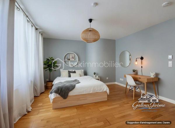 🏡 CHARME DE L’ANCIEN – 136 M² – 4 CHAMBRES – BEAUX VOLUMES

Vous aimez le charme de l’ancien et recherchez une maison familiale offrant de beaux volumes ? Cette maison située sur la commune de Moussy-le-Vieux est faite pour vous !

Édifiée sur un terrain de 234 m², cette maison d'environ 136 m² habitables vous séduira par ses espaces généreux et son agencement idéal pour une famille.

Dès l'entrée, vous découvrirez un salon-salle à manger lumineux, parfait pour partager de beaux moments en famille, ainsi qu'une grande cuisine aménagée et équipée.

Le rez-de-chaussée dispose également d'une grande chambre et d'un WC indépendant.

Depuis la cuisine, une porte vous permet d'accéder directement à la cave, offrant un espace de stockage supplémentaire.

En empruntant l'escalier, vous découvrirez une première chambre.

Quelques marches plus haut, un grand palier pouvant facilement être aménagé en bureau, espace télétravail ou salle de jeux dessert l'étage.

Vous y trouverez une chambre avec dressing, une suite parentale avec dressing et salle d'eau privative, ainsi qu'une salle de bains indépendante et un WC séparé.

✨ Vous avez besoin d'encore plus d'espace ?

Un escalier dessert des combles de plus de 40 m², offrant un potentiel supplémentaire selon vos besoins et vos projets.

À l'extérieur, vous profiterez d'un jardin agréable ainsi que de deux places de stationnement.

❤️ Aucun travaux à prévoir ! Il ne vous reste plus qu'à poser vos meubles et profiter de votre nouvelle maison.

📍 Moussy-le-Vieux
🏡 Environ 136 m² habitables
🛏️ 4 chambres
🌳 Terrain de 234 m²
🚗 2 places de stationnement
✨ Charme de l'ancien et beaux volumes

📞 Une visite s'impose ! Contactez-moi pour découvrir cette maison pleine de charme.