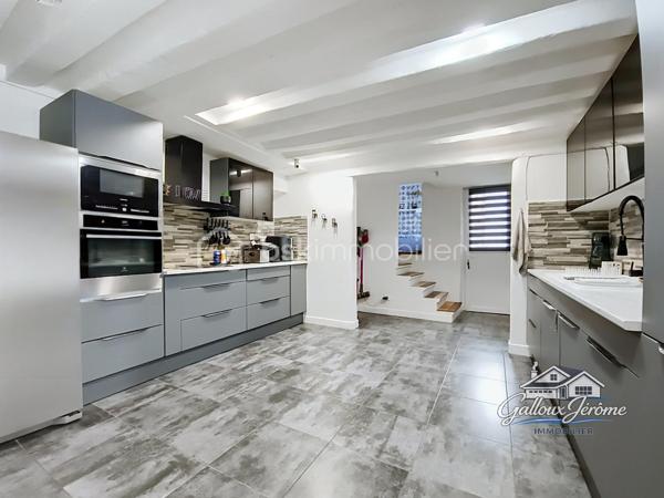 🏡 CHARME DE L’ANCIEN – 136 M² – 4 CHAMBRES – BEAUX VOLUMES

Vous aimez le charme de l’ancien et recherchez une maison familiale offrant de beaux volumes ? Cette maison située sur la commune de Moussy-le-Vieux est faite pour vous !

Édifiée sur un terrain de 234 m², cette maison d'environ 136 m² habitables vous séduira par ses espaces généreux et son agencement idéal pour une famille.

Dès l'entrée, vous découvrirez un salon-salle à manger lumineux, parfait pour partager de beaux moments en famille, ainsi qu'une grande cuisine aménagée et équipée.

Le rez-de-chaussée dispose également d'une grande chambre et d'un WC indépendant.

Depuis la cuisine, une porte vous permet d'accéder directement à la cave, offrant un espace de stockage supplémentaire.

En empruntant l'escalier, vous découvrirez une première chambre.

Quelques marches plus haut, un grand palier pouvant facilement être aménagé en bureau, espace télétravail ou salle de jeux dessert l'étage.

Vous y trouverez une chambre avec dressing, une suite parentale avec dressing et salle d'eau privative, ainsi qu'une salle de bains indépendante et un WC séparé.

✨ Vous avez besoin d'encore plus d'espace ?

Un escalier dessert des combles de plus de 40 m², offrant un potentiel supplémentaire selon vos besoins et vos projets.

À l'extérieur, vous profiterez d'un jardin agréable ainsi que de deux places de stationnement.

❤️ Aucun travaux à prévoir ! Il ne vous reste plus qu'à poser vos meubles et profiter de votre nouvelle maison.

📍 Moussy-le-Vieux
🏡 Environ 136 m² habitables
🛏️ 4 chambres
🌳 Terrain de 234 m²
🚗 2 places de stationnement
✨ Charme de l'ancien et beaux volumes

📞 Une visite s'impose ! Contactez-moi pour découvrir cette maison pleine de charme.