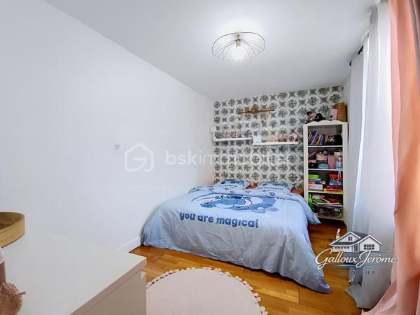 🏡 CHARME DE L’ANCIEN – 136 M² – 4 CHAMBRES – BEAUX VOLUMES

Vous aimez le charme de l’ancien et recherchez une maison familiale offrant de beaux volumes ? Cette maison située sur la commune de Moussy-le-Vieux est faite pour vous !

Édifiée sur un terrain de 234 m², cette maison d'environ 136 m² habitables vous séduira par ses espaces généreux et son agencement idéal pour une famille.

Dès l'entrée, vous découvrirez un salon-salle à manger lumineux, parfait pour partager de beaux moments en famille, ainsi qu'une grande cuisine aménagée et équipée.

Le rez-de-chaussée dispose également d'une grande chambre et d'un WC indépendant.

Depuis la cuisine, une porte vous permet d'accéder directement à la cave, offrant un espace de stockage supplémentaire.

En empruntant l'escalier, vous découvrirez une première chambre.

Quelques marches plus haut, un grand palier pouvant facilement être aménagé en bureau, espace télétravail ou salle de jeux dessert l'étage.

Vous y trouverez une chambre avec dressing, une suite parentale avec dressing et salle d'eau privative, ainsi qu'une salle de bains indépendante et un WC séparé.

✨ Vous avez besoin d'encore plus d'espace ?

Un escalier dessert des combles de plus de 40 m², offrant un potentiel supplémentaire selon vos besoins et vos projets.

À l'extérieur, vous profiterez d'un jardin agréable ainsi que de deux places de stationnement.

❤️ Aucun travaux à prévoir ! Il ne vous reste plus qu'à poser vos meubles et profiter de votre nouvelle maison.

📍 Moussy-le-Vieux
🏡 Environ 136 m² habitables
🛏️ 4 chambres
🌳 Terrain de 234 m²
🚗 2 places de stationnement
✨ Charme de l'ancien et beaux volumes

📞 Une visite s'impose ! Contactez-moi pour découvrir cette maison pleine de charme.