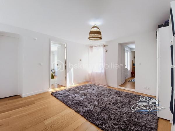 🏡 CHARME DE L’ANCIEN – 136 M² – 4 CHAMBRES – BEAUX VOLUMES

Vous aimez le charme de l’ancien et recherchez une maison familiale offrant de beaux volumes ? Cette maison située sur la commune de Moussy-le-Vieux est faite pour vous !

Édifiée sur un terrain de 234 m², cette maison d'environ 136 m² habitables vous séduira par ses espaces généreux et son agencement idéal pour une famille.

Dès l'entrée, vous découvrirez un salon-salle à manger lumineux, parfait pour partager de beaux moments en famille, ainsi qu'une grande cuisine aménagée et équipée.

Le rez-de-chaussée dispose également d'une grande chambre et d'un WC indépendant.

Depuis la cuisine, une porte vous permet d'accéder directement à la cave, offrant un espace de stockage supplémentaire.

En empruntant l'escalier, vous découvrirez une première chambre.

Quelques marches plus haut, un grand palier pouvant facilement être aménagé en bureau, espace télétravail ou salle de jeux dessert l'étage.

Vous y trouverez une chambre avec dressing, une suite parentale avec dressing et salle d'eau privative, ainsi qu'une salle de bains indépendante et un WC séparé.

✨ Vous avez besoin d'encore plus d'espace ?

Un escalier dessert des combles de plus de 40 m², offrant un potentiel supplémentaire selon vos besoins et vos projets.

À l'extérieur, vous profiterez d'un jardin agréable ainsi que de deux places de stationnement.

❤️ Aucun travaux à prévoir ! Il ne vous reste plus qu'à poser vos meubles et profiter de votre nouvelle maison.

📍 Moussy-le-Vieux
🏡 Environ 136 m² habitables
🛏️ 4 chambres
🌳 Terrain de 234 m²
🚗 2 places de stationnement
✨ Charme de l'ancien et beaux volumes

📞 Une visite s'impose ! Contactez-moi pour découvrir cette maison pleine de charme.