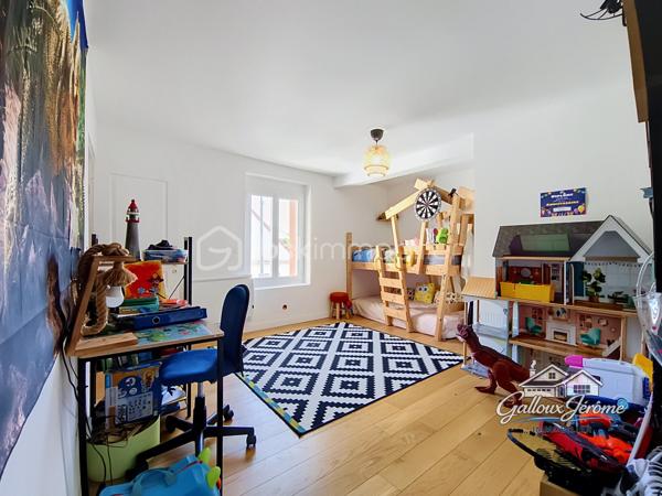 🏡 CHARME DE L’ANCIEN – 136 M² – 4 CHAMBRES – BEAUX VOLUMES

Vous aimez le charme de l’ancien et recherchez une maison familiale offrant de beaux volumes ? Cette maison située sur la commune de Moussy-le-Vieux est faite pour vous !

Édifiée sur un terrain de 234 m², cette maison d'environ 136 m² habitables vous séduira par ses espaces généreux et son agencement idéal pour une famille.

Dès l'entrée, vous découvrirez un salon-salle à manger lumineux, parfait pour partager de beaux moments en famille, ainsi qu'une grande cuisine aménagée et équipée.

Le rez-de-chaussée dispose également d'une grande chambre et d'un WC indépendant.

Depuis la cuisine, une porte vous permet d'accéder directement à la cave, offrant un espace de stockage supplémentaire.

En empruntant l'escalier, vous découvrirez une première chambre.

Quelques marches plus haut, un grand palier pouvant facilement être aménagé en bureau, espace télétravail ou salle de jeux dessert l'étage.

Vous y trouverez une chambre avec dressing, une suite parentale avec dressing et salle d'eau privative, ainsi qu'une salle de bains indépendante et un WC séparé.

✨ Vous avez besoin d'encore plus d'espace ?

Un escalier dessert des combles de plus de 40 m², offrant un potentiel supplémentaire selon vos besoins et vos projets.

À l'extérieur, vous profiterez d'un jardin agréable ainsi que de deux places de stationnement.

❤️ Aucun travaux à prévoir ! Il ne vous reste plus qu'à poser vos meubles et profiter de votre nouvelle maison.

📍 Moussy-le-Vieux
🏡 Environ 136 m² habitables
🛏️ 4 chambres
🌳 Terrain de 234 m²
🚗 2 places de stationnement
✨ Charme de l'ancien et beaux volumes

📞 Une visite s'impose ! Contactez-moi pour découvrir cette maison pleine de charme.