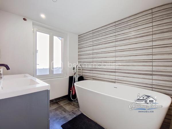 🏡 CHARME DE L’ANCIEN – 136 M² – 4 CHAMBRES – BEAUX VOLUMES

Vous aimez le charme de l’ancien et recherchez une maison familiale offrant de beaux volumes ? Cette maison située sur la commune de Moussy-le-Vieux est faite pour vous !

Édifiée sur un terrain de 234 m², cette maison d'environ 136 m² habitables vous séduira par ses espaces généreux et son agencement idéal pour une famille.

Dès l'entrée, vous découvrirez un salon-salle à manger lumineux, parfait pour partager de beaux moments en famille, ainsi qu'une grande cuisine aménagée et équipée.

Le rez-de-chaussée dispose également d'une grande chambre et d'un WC indépendant.

Depuis la cuisine, une porte vous permet d'accéder directement à la cave, offrant un espace de stockage supplémentaire.

En empruntant l'escalier, vous découvrirez une première chambre.

Quelques marches plus haut, un grand palier pouvant facilement être aménagé en bureau, espace télétravail ou salle de jeux dessert l'étage.

Vous y trouverez une chambre avec dressing, une suite parentale avec dressing et salle d'eau privative, ainsi qu'une salle de bains indépendante et un WC séparé.

✨ Vous avez besoin d'encore plus d'espace ?

Un escalier dessert des combles de plus de 40 m², offrant un potentiel supplémentaire selon vos besoins et vos projets.

À l'extérieur, vous profiterez d'un jardin agréable ainsi que de deux places de stationnement.

❤️ Aucun travaux à prévoir ! Il ne vous reste plus qu'à poser vos meubles et profiter de votre nouvelle maison.

📍 Moussy-le-Vieux
🏡 Environ 136 m² habitables
🛏️ 4 chambres
🌳 Terrain de 234 m²
🚗 2 places de stationnement
✨ Charme de l'ancien et beaux volumes

📞 Une visite s'impose ! Contactez-moi pour découvrir cette maison pleine de charme.