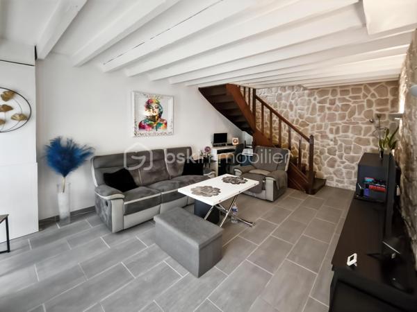 🏡 OPPORTUNITÉ RARE – Maison de ville avec terrasse – Moussy-le-Vieux

BSK Immobilier vous propose cette élégante maison de ville d’environ 75 m², parfaitement située à proximité immédiate des commodités, idéale pour des primo-accédants exigeants ou un investissement de qualité.

Ce bien séduit dès les premiers instants par son agencement optimisé, sa luminosité et son ambiance chaleureuse, offrant un cadre de vie confortable et moderne.

Au rez-de-chaussée :

une cuisine équipée, fonctionnelle et contemporaine

un WC avec coin buanderie discret

un salon / séjour lumineux, pensé pour le confort et la convivialité

À l’étage :

un palier desservant deux chambres confortables

une salle de douche

un WC indépendant

À l’extérieur, une agréable terrasse de 17 m² vient sublimer l’ensemble, offrant un véritable espace de détente, rare sur le secteur.

✨ Les atouts qui font la différence :

Idéal primo-accédants premium

Investissement sécurisé et attractif

Maison clé en main

Proximité immédiate des écoles, commerces et axes routiers

Extérieur recherché


📞 Une opportunité à fort potentiel – À visiter sans tarder