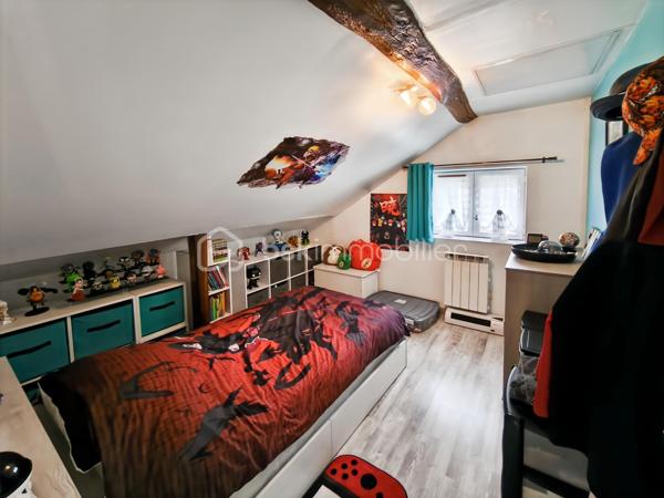 🏡 OPPORTUNITÉ RARE – Maison de ville avec terrasse – Moussy-le-Vieux

BSK Immobilier vous propose cette élégante maison de ville d’environ 75 m², parfaitement située à proximité immédiate des commodités, idéale pour des primo-accédants exigeants ou un investissement de qualité.

Ce bien séduit dès les premiers instants par son agencement optimisé, sa luminosité et son ambiance chaleureuse, offrant un cadre de vie confortable et moderne.

Au rez-de-chaussée :

une cuisine équipée, fonctionnelle et contemporaine

un WC avec coin buanderie discret

un salon / séjour lumineux, pensé pour le confort et la convivialité

À l’étage :

un palier desservant deux chambres confortables

une salle de douche

un WC indépendant

À l’extérieur, une agréable terrasse de 17 m² vient sublimer l’ensemble, offrant un véritable espace de détente, rare sur le secteur.

✨ Les atouts qui font la différence :

Idéal primo-accédants premium

Investissement sécurisé et attractif

Maison clé en main

Proximité immédiate des écoles, commerces et axes routiers

Extérieur recherché


📞 Une opportunité à fort potentiel – À visiter sans tarder