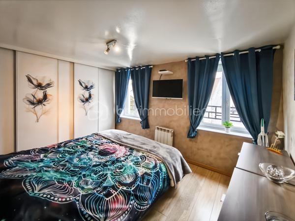 🏡 OPPORTUNITÉ RARE – Maison de ville avec terrasse – Moussy-le-Vieux

BSK Immobilier vous propose cette élégante maison de ville d’environ 75 m², parfaitement située à proximité immédiate des commodités, idéale pour des primo-accédants exigeants ou un investissement de qualité.

Ce bien séduit dès les premiers instants par son agencement optimisé, sa luminosité et son ambiance chaleureuse, offrant un cadre de vie confortable et moderne.

Au rez-de-chaussée :

une cuisine équipée, fonctionnelle et contemporaine

un WC avec coin buanderie discret

un salon / séjour lumineux, pensé pour le confort et la convivialité

À l’étage :

un palier desservant deux chambres confortables

une salle de douche

un WC indépendant

À l’extérieur, une agréable terrasse de 17 m² vient sublimer l’ensemble, offrant un véritable espace de détente, rare sur le secteur.

✨ Les atouts qui font la différence :

Idéal primo-accédants premium

Investissement sécurisé et attractif

Maison clé en main

Proximité immédiate des écoles, commerces et axes routiers

Extérieur recherché


📞 Une opportunité à fort potentiel – À visiter sans tarder