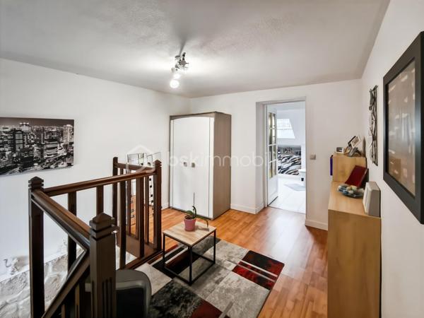 🏡 OPPORTUNITÉ RARE – Maison de ville avec terrasse – Moussy-le-Vieux

BSK Immobilier vous propose cette élégante maison de ville d’environ 75 m², parfaitement située à proximité immédiate des commodités, idéale pour des primo-accédants exigeants ou un investissement de qualité.

Ce bien séduit dès les premiers instants par son agencement optimisé, sa luminosité et son ambiance chaleureuse, offrant un cadre de vie confortable et moderne.

Au rez-de-chaussée :

une cuisine équipée, fonctionnelle et contemporaine

un WC avec coin buanderie discret

un salon / séjour lumineux, pensé pour le confort et la convivialité

À l’étage :

un palier desservant deux chambres confortables

une salle de douche

un WC indépendant

À l’extérieur, une agréable terrasse de 17 m² vient sublimer l’ensemble, offrant un véritable espace de détente, rare sur le secteur.

✨ Les atouts qui font la différence :

Idéal primo-accédants premium

Investissement sécurisé et attractif

Maison clé en main

Proximité immédiate des écoles, commerces et axes routiers

Extérieur recherché


📞 Une opportunité à fort potentiel – À visiter sans tarder