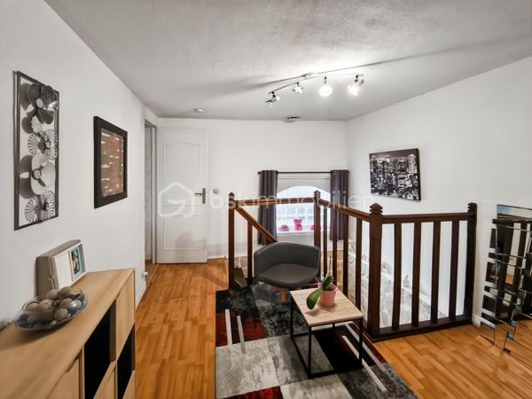 🏡 OPPORTUNITÉ RARE – Maison de ville avec terrasse – Moussy-le-Vieux

BSK Immobilier vous propose cette élégante maison de ville d’environ 75 m², parfaitement située à proximité immédiate des commodités, idéale pour des primo-accédants exigeants ou un investissement de qualité.

Ce bien séduit dès les premiers instants par son agencement optimisé, sa luminosité et son ambiance chaleureuse, offrant un cadre de vie confortable et moderne.

Au rez-de-chaussée :

une cuisine équipée, fonctionnelle et contemporaine

un WC avec coin buanderie discret

un salon / séjour lumineux, pensé pour le confort et la convivialité

À l’étage :

un palier desservant deux chambres confortables

une salle de douche

un WC indépendant

À l’extérieur, une agréable terrasse de 17 m² vient sublimer l’ensemble, offrant un véritable espace de détente, rare sur le secteur.

✨ Les atouts qui font la différence :

Idéal primo-accédants premium

Investissement sécurisé et attractif

Maison clé en main

Proximité immédiate des écoles, commerces et axes routiers

Extérieur recherché


📞 Une opportunité à fort potentiel – À visiter sans tarder