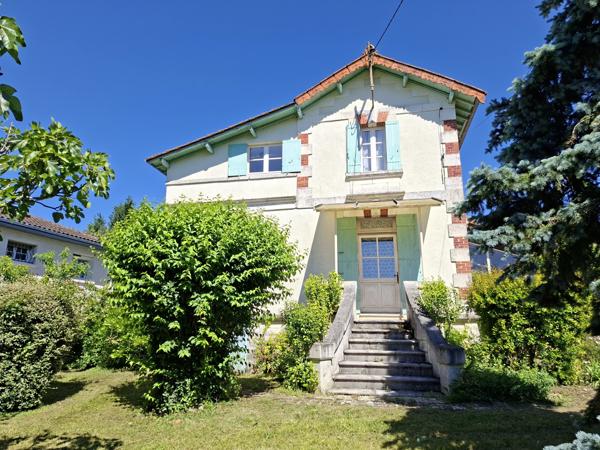 Maison de 4 chambres avec piscine, en bordure du bourg