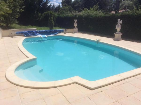 Maison de 4 chambres avec piscine, en bordure du bourg