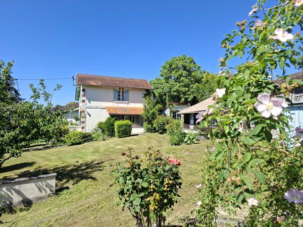 Maison de 4 chambres avec piscine, en bordure du bourg